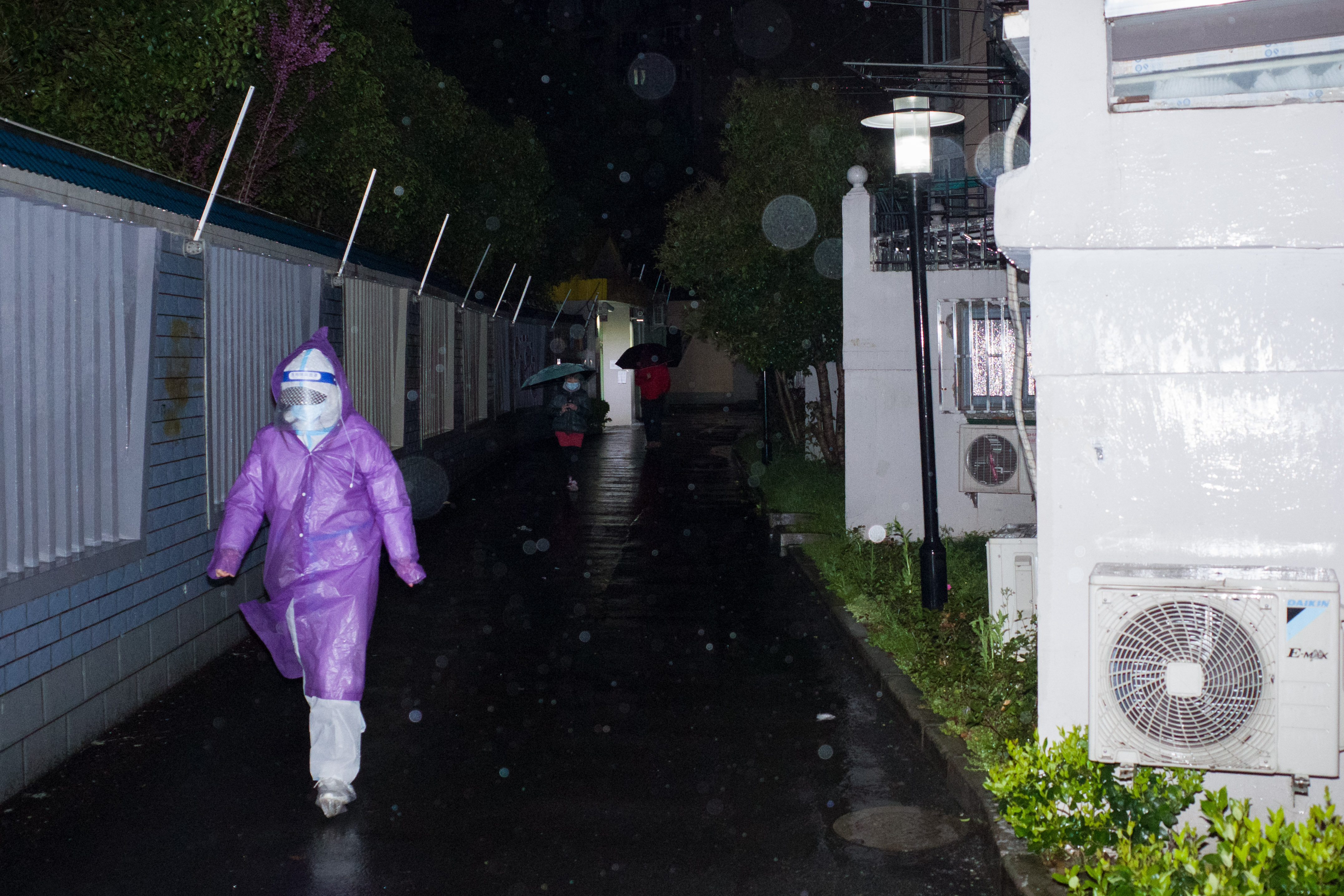 浦东上南九村雨夜中的核酸检测一瞥